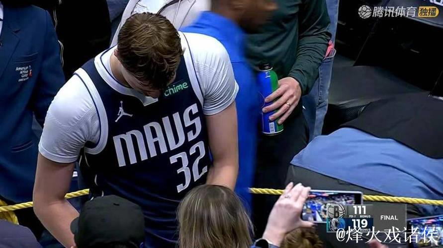 今日24分14板3断3帽！侠记：浓眉赛后将球衣赠送给了小球迷